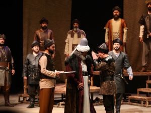 Bakan Kurtulmuş, Cüneyt Gökçer Sahnesi’nde ’Osmancık’ı izledi