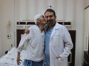 80 yaşındaki adamın cesareti doktoru ameliyata ikna etti