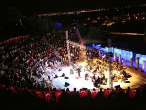 Tarihi Metropolis Antik Kentinde unutulmaz konser