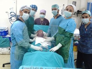 Karın ağrısı şikayetiyle gitti, rahminden 5 kilo ur çıktı