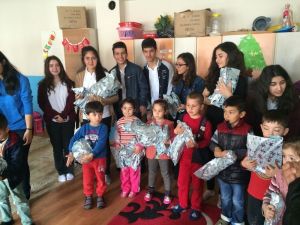 Liseliler ve taraftar grubu el ele verip köy çocuklarını sevindirecek