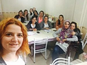 Altıntaş’ta 25 kursiyer İngilizce öğreniyor