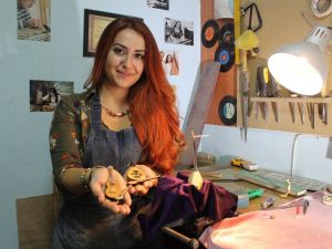 Avuç içi kadar enstrüman yapıyor