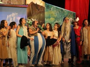 Minikler Asteriks ve Oburiks oyunuyla eğlendi