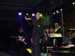 Yıldız Tilbe İzmir’de konser verdi