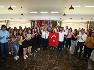 Bayraklı’da başarılı öğrencilere burs desteği