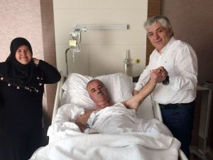 Ameliyathaneye komada girdi, el sallayarak çıktı