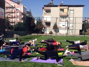 Kadınlar halı sahada yoga yaptı