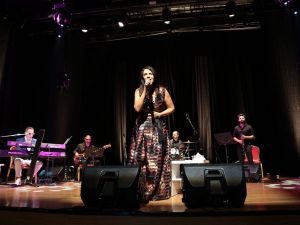 Yeşim Salkım, hayranlarıyla el ele, kol kola şarkı söyledi