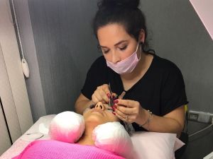 Kirpik yaptırırken gözlerinizden olmayın