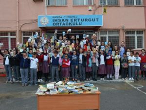 Kütüphanelerini tiyatro oyunu ile kurdular