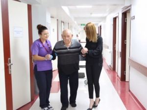 85 yaşındaki adam yatalak geldiği hastaneden yürüyerek çıktı