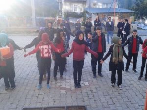 Sağlıklı yaşam için öğrenciler her sabah spor yapıyor