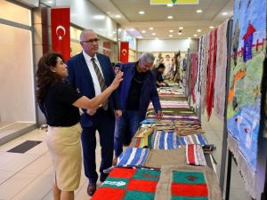 Salihli’de “Çocuklar çizsin, biz dokuyalım” sergisi