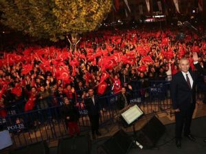 Vatandaşlar Cumhuriyet Bayramında Ferhat Göçer’le eğlendi