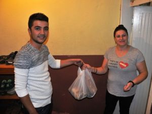 Genç çift ‘Alo Bakkal’ uygulamasıyla rekabette fark oluşturdu