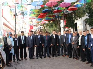 Şemsiyeli Sokak cumhuriyetin renklerine büründü