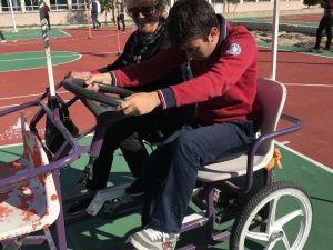 Çeşme’de özel öğrenciler bisiklet sürmeyi öğrendi