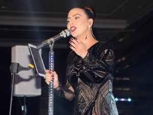 Gündeş, İzmirliler için 60 bin TL’lik elbise diktiriyor