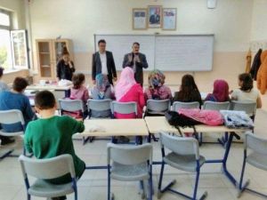 Tatil yapmayıp hafta sonları öğrencilerine ücretsiz ders veriyorlar