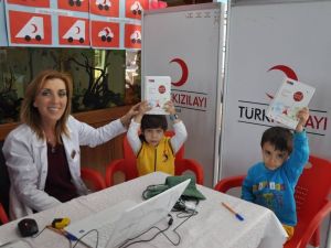 Darüşşifa Koleji velileri ve öğretmenlerinden, Türk Kızılayı’na kan bağışı