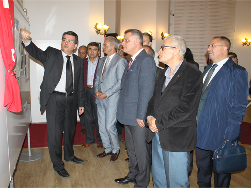 “Mum gibi yanan Kerkük” şiir sergisi Efeler’de açıldı