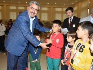 Satranç şampiyonlarının ödülleri Başkan Alıcık’tan