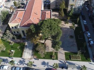 Eski belediye binasının peyzaj çalışmaları tamamlandı