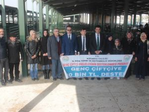 Tavşanlı’da 5 çiftçiye küçükbaş hayvan hibe edildi
