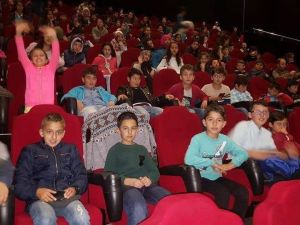 Çavdarhisar İmam Hatip Ortaokulu öğrencilerinin sinema keyfi