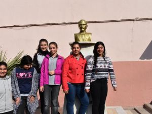 Okulun Atatürk büstü Yardım Sevenler Derneği’nden