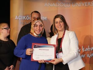 Açık Öğretim Fakültesinin başarılı öğrencileri belgelerini aldı