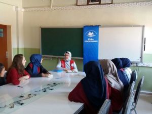 Kula’da gençler kitap okuma halkaları oluşturuyor