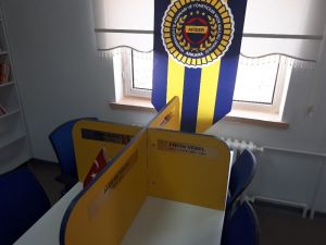 Fenerbahçeli iş adamlarından ortaokula kütüphane desteği