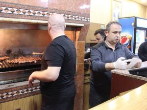 Acun’dan ekibine köfte kıyağı