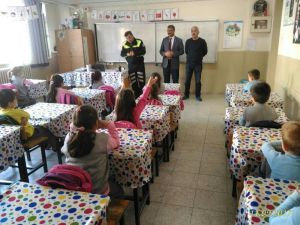 Polisten öğrencilere trafik eğitimi