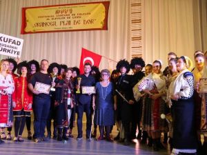 Türkiye’yi temsil eden Kuşadası Folklor Araştırma Derneği, Romanya’da şampiyon oldu
