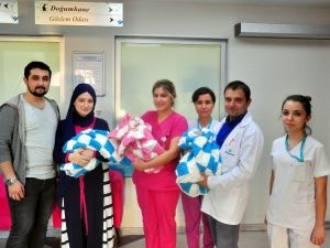 Manisalı çift üçüzlerini 50 gün sonra kucaklarına aldı