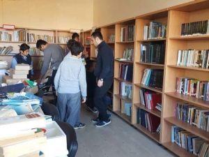 Öğretmen ve öğrencilerin girişimiyle okula kütüphane kuruldu