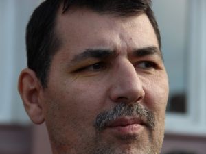 Öfkelenen veli müdür yardımcısını darp etti