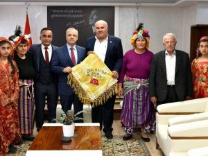 Başkan Kayda’ya, deveci poşusu hediye edildi