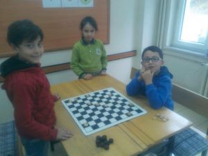 İlkokul öğrencilerine ’çapraz dama’ kursu