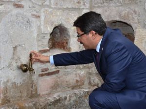 Tarihi çeşme 25 yıl sonra yeniden akmaya başladı
