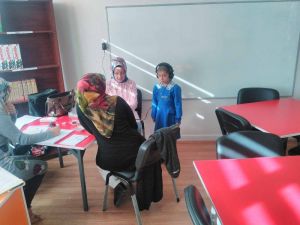 Öğrencilere işitme testi