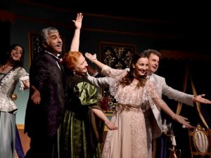 Akidezadeler Manisalı tiyatro severlerle buluştu