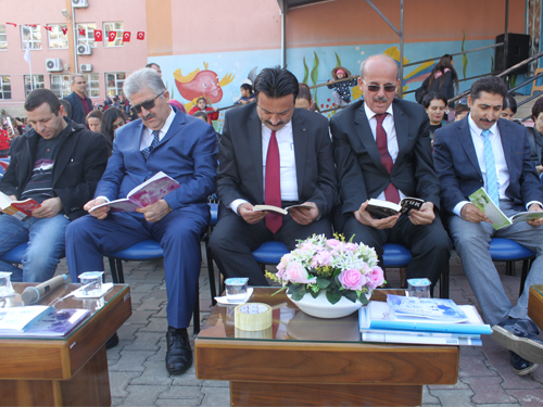 Bu okuldaki herkes her yerde kitap okuyor!