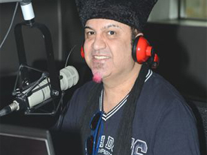 Mikrop Hikmet, Dj Koltuğuna Oturdu