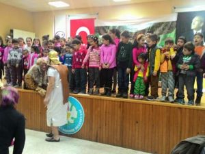 ’Asteriks ve Oburiks’ Ahmetli’de çocukları güldürdü