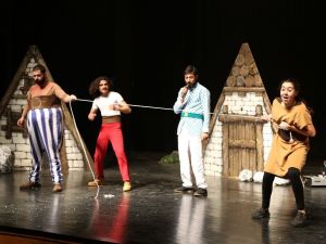 Miniklere erdemli ve çalışkan olmak ’Asterix ve Oburix’ ile öğütlendi