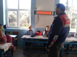 Öğrenciler trafik kurallarını jandarmadan öğrendi